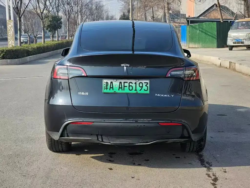 Tesla Model Y — фото 8