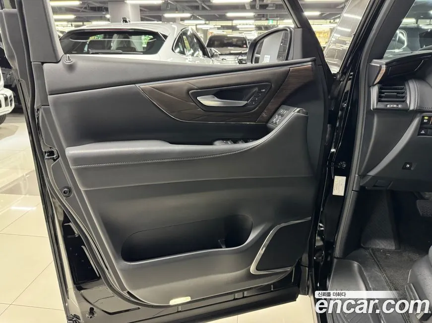 Toyota Alphard — фото 2