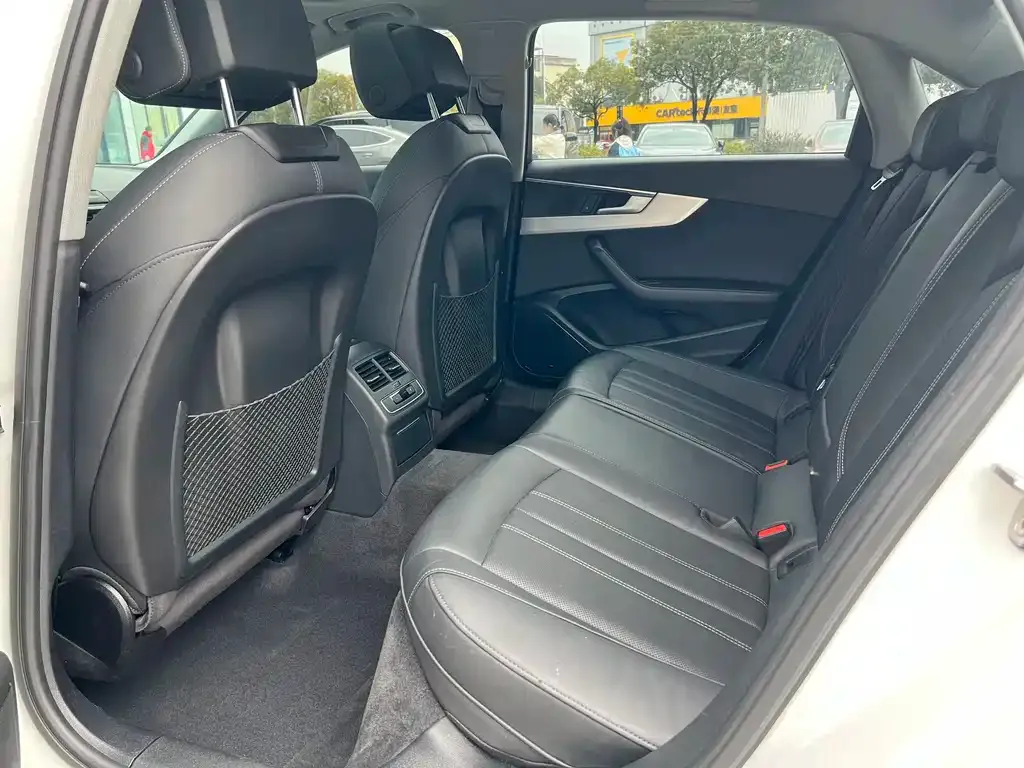 Audi A4L 2021 из CN, фото 2