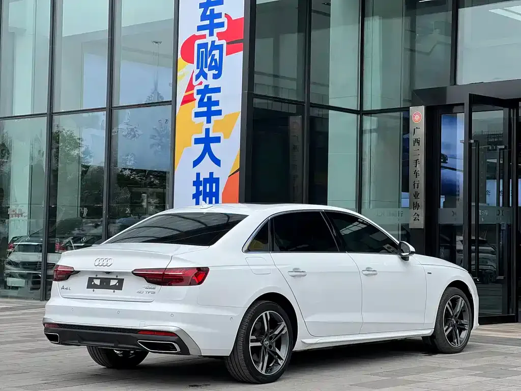 Audi A4L 2021 из CN, фото 4
