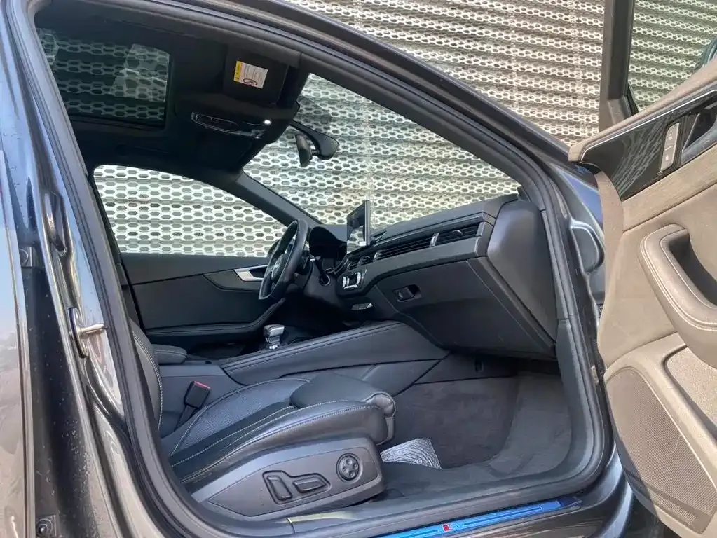 Audi A4L 2023 из CN, фото 4