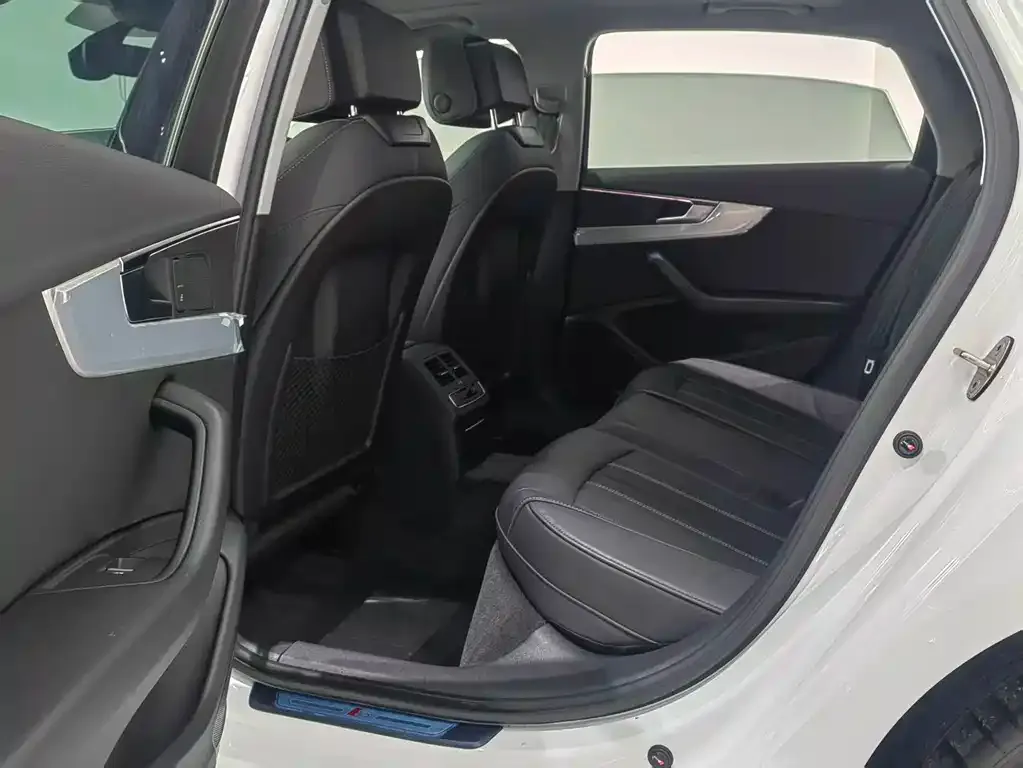 Audi A4L 2021 из CN, фото 2
