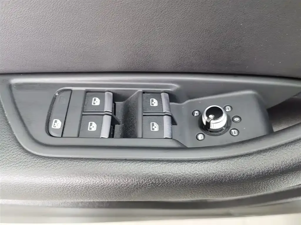 Audi A4L 2022 из CN, фото 9