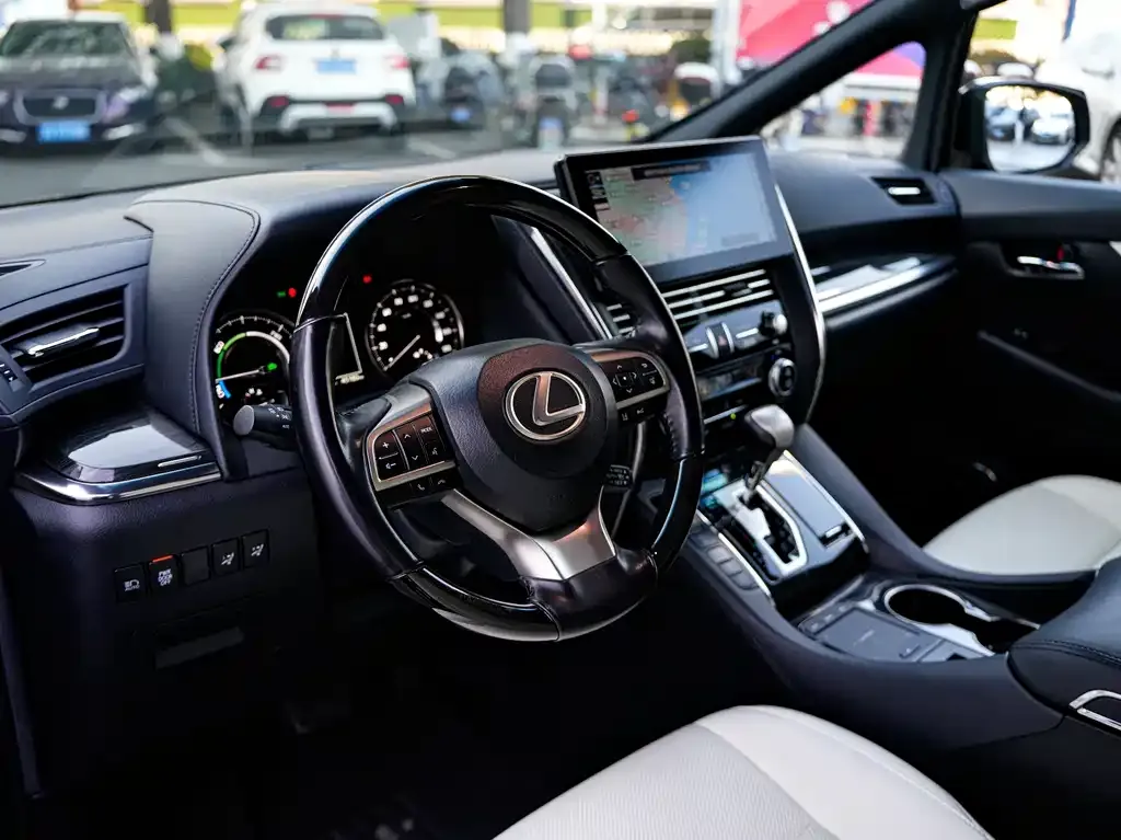 Lexus LM — фото 6
