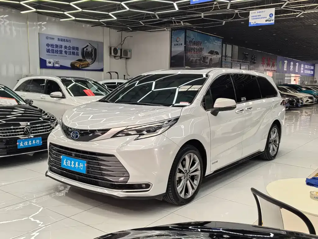 Toyota Sienna 2023 из CN, фото 2