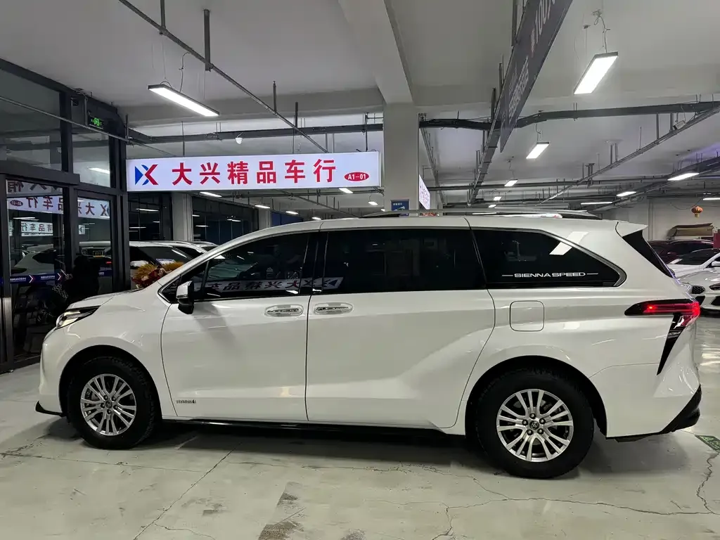 Toyota Sienna — фото 5