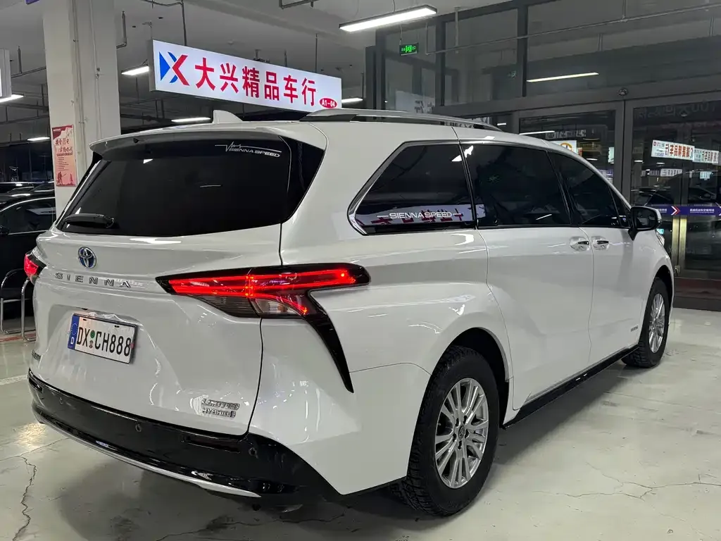 Toyota Sienna — фото 7
