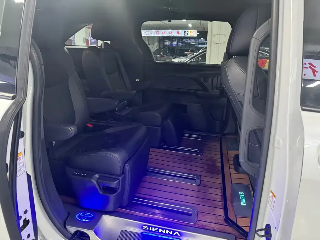 Toyota Sienna — фото 4