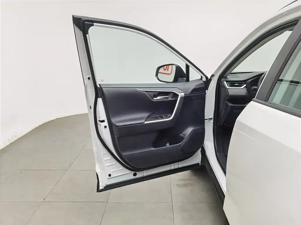 Toyota RAV4 — фото 3