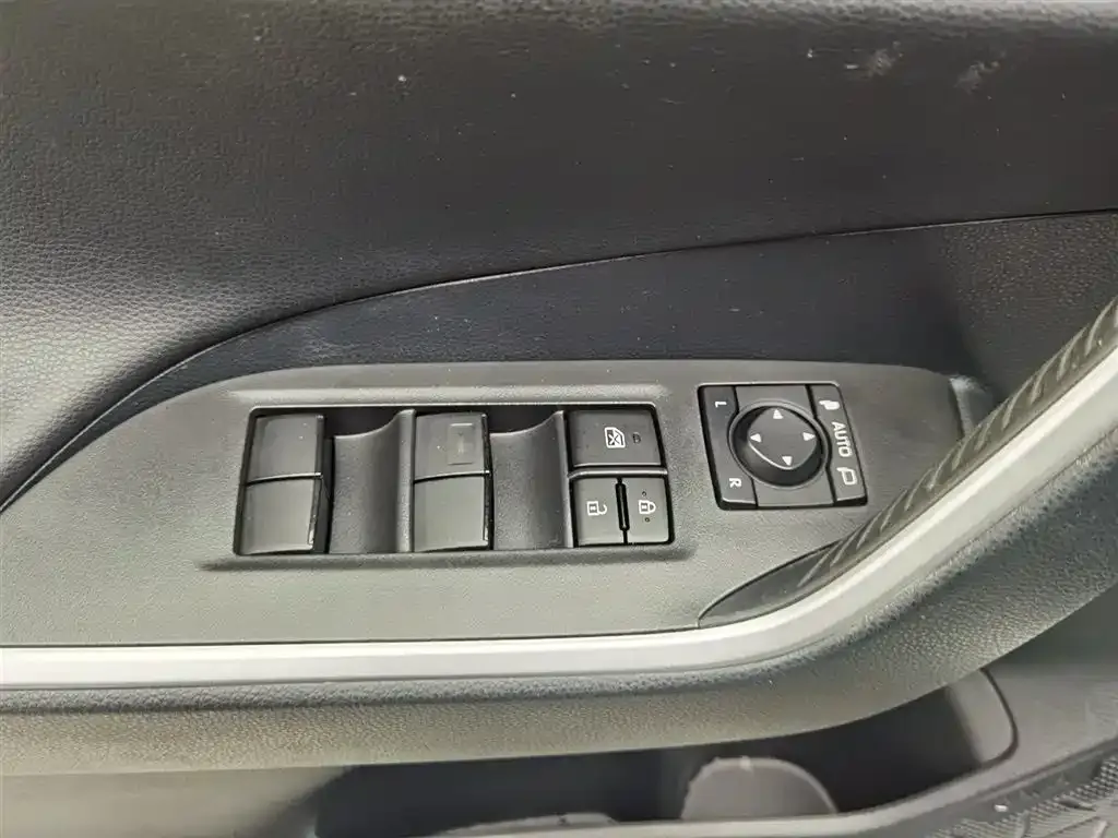 Toyota RAV4 — фото 6