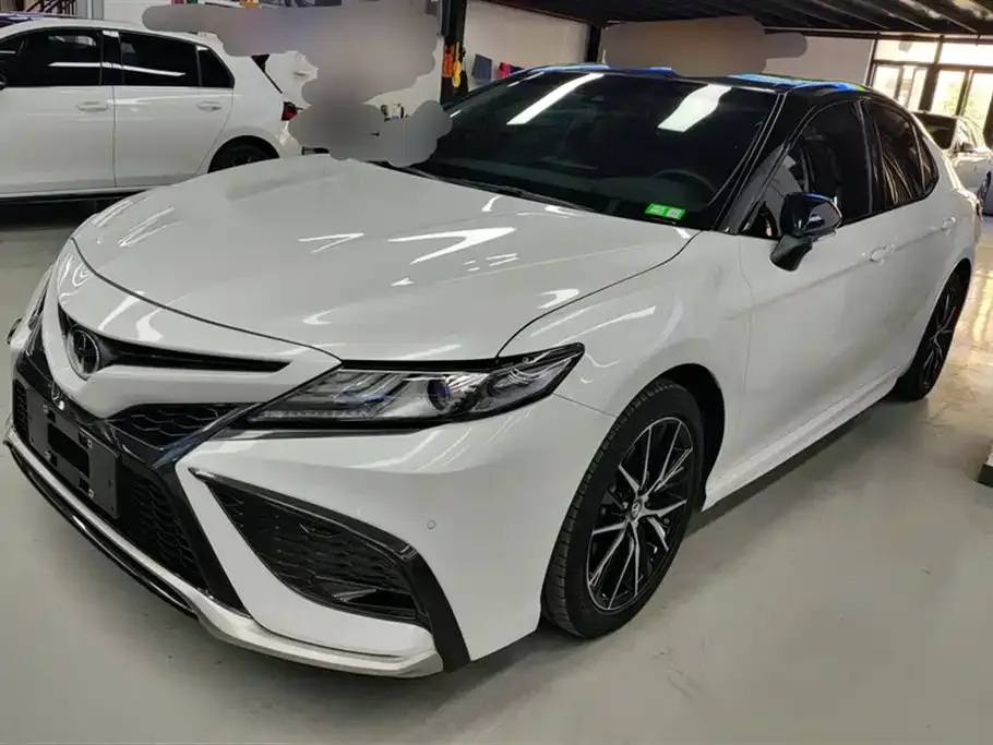 Toyota Camry — фото 1
