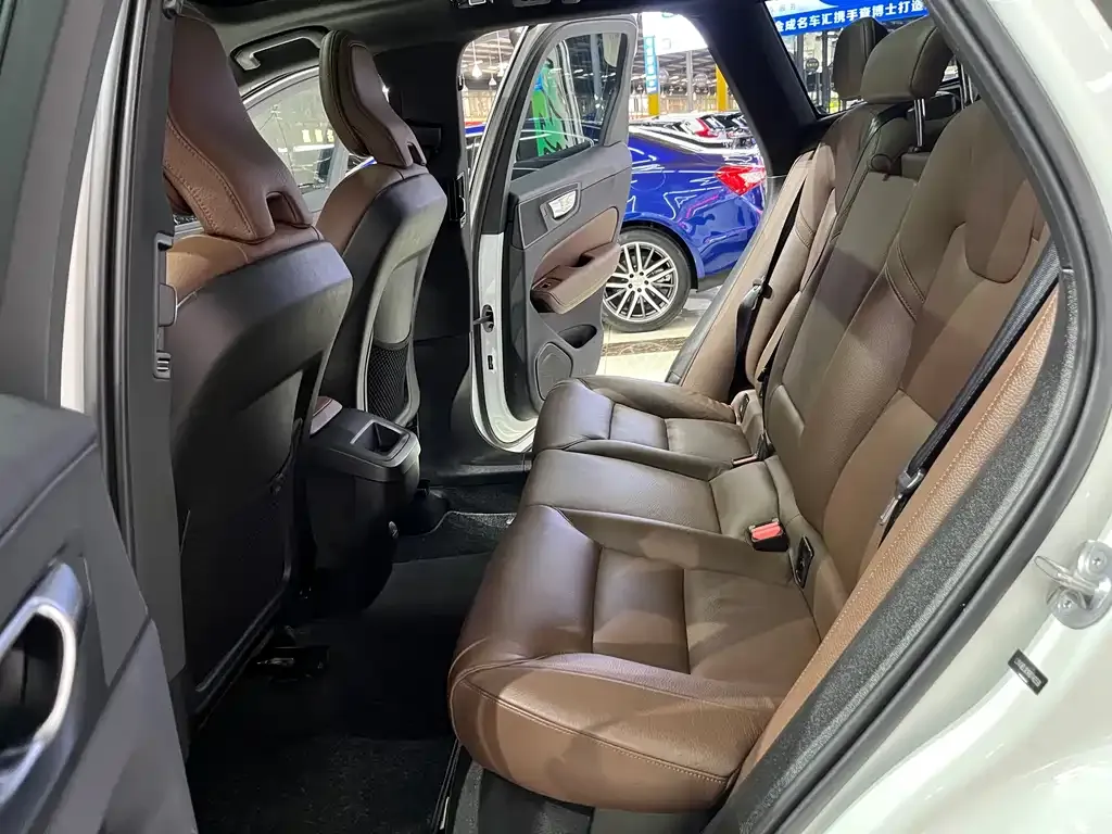 Volvo XC60 2023 из CN, фото 3