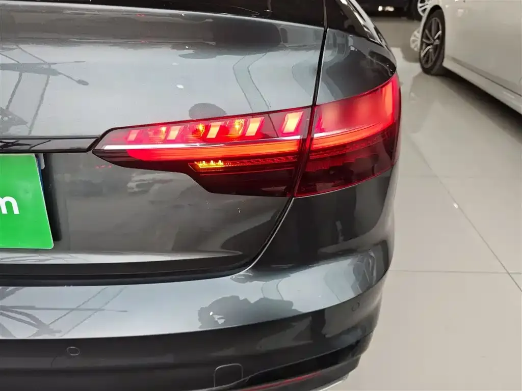 Audi A4L 2022 из CN, фото 2