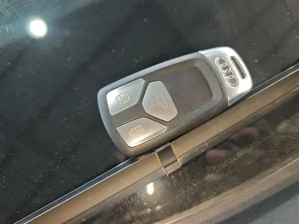 Audi A4L 2022 из CN, фото 4