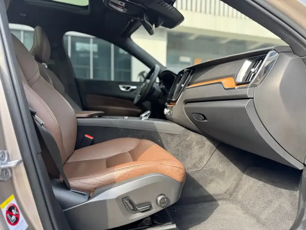 Volvo XC60 2023 из CN, фото 7