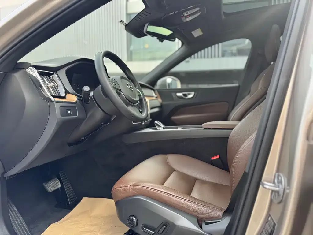 Volvo XC60 2023 из CN, фото 4