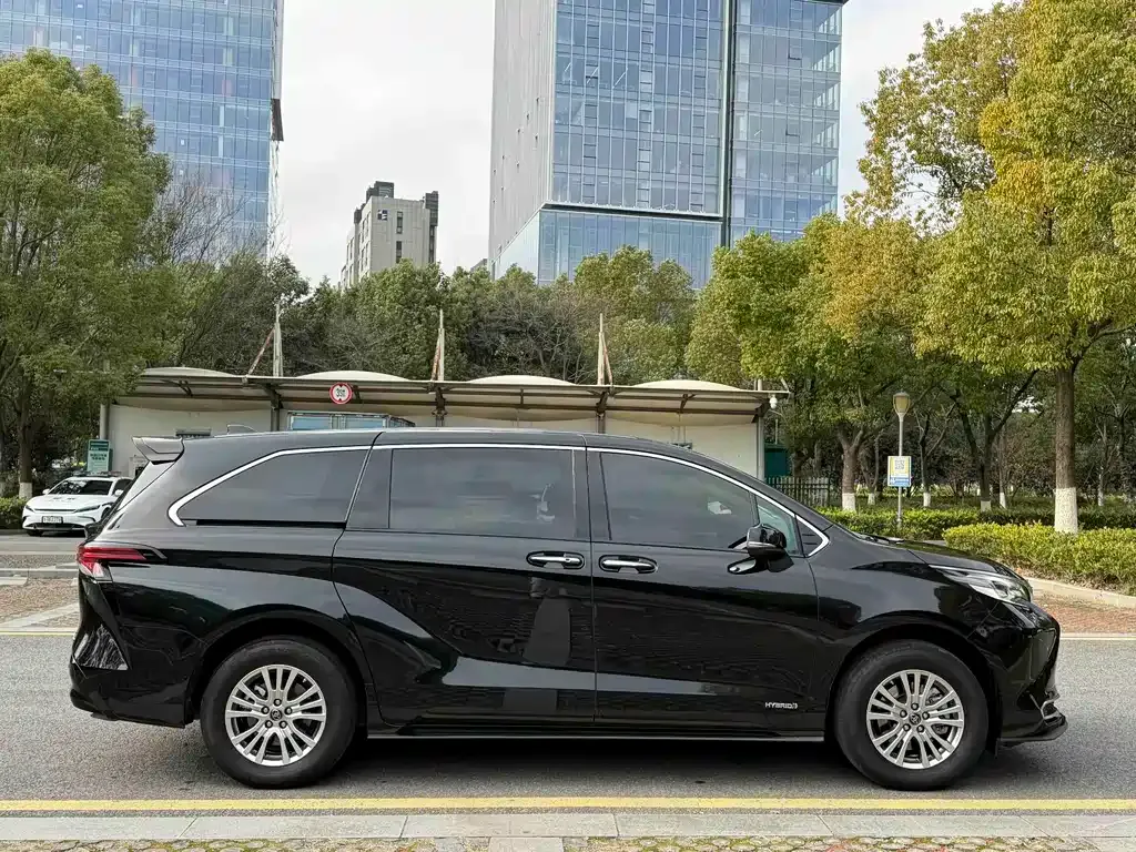 Toyota Sienna 2022 из CN, фото 2