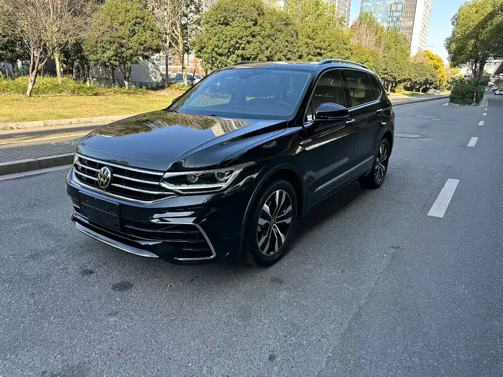 Volkswagen Tiguan L — фото 1