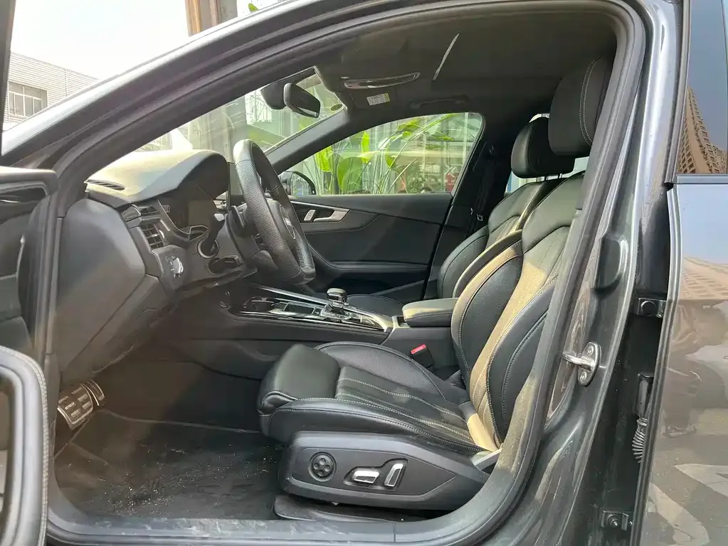Audi A4L 2023 из CN, фото 4
