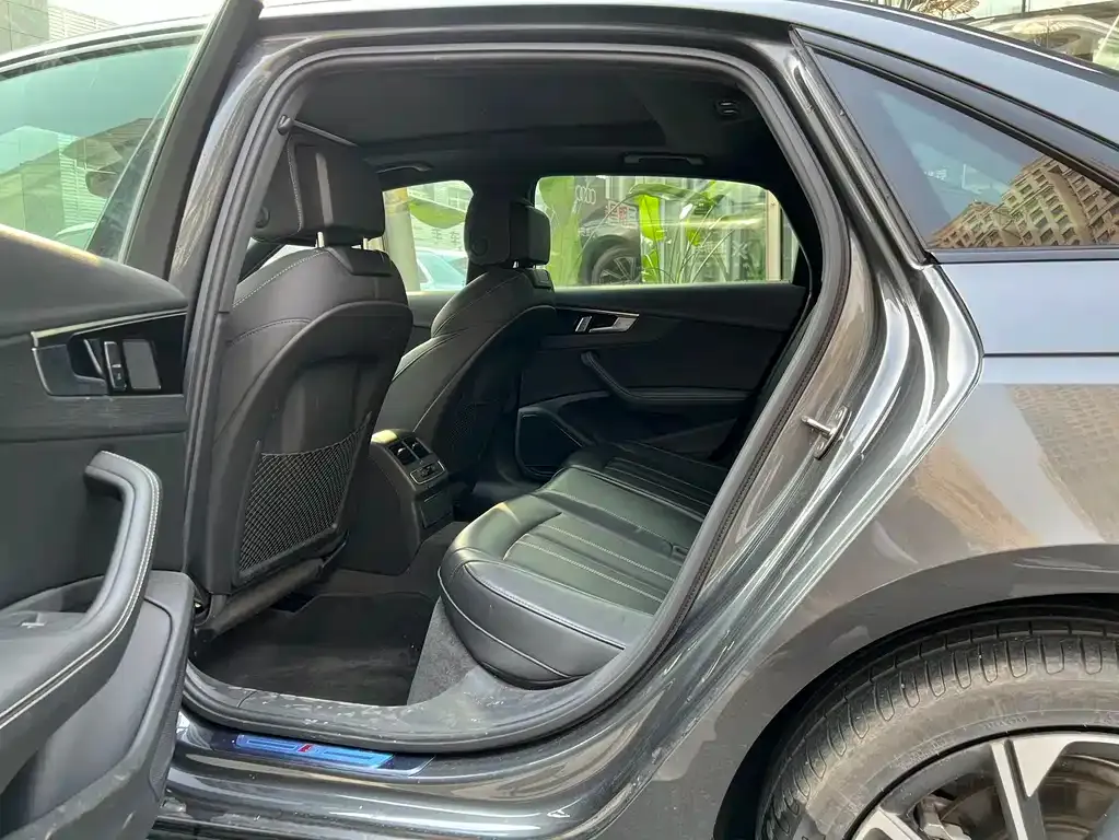 Audi A4L 2023 из CN, фото 2