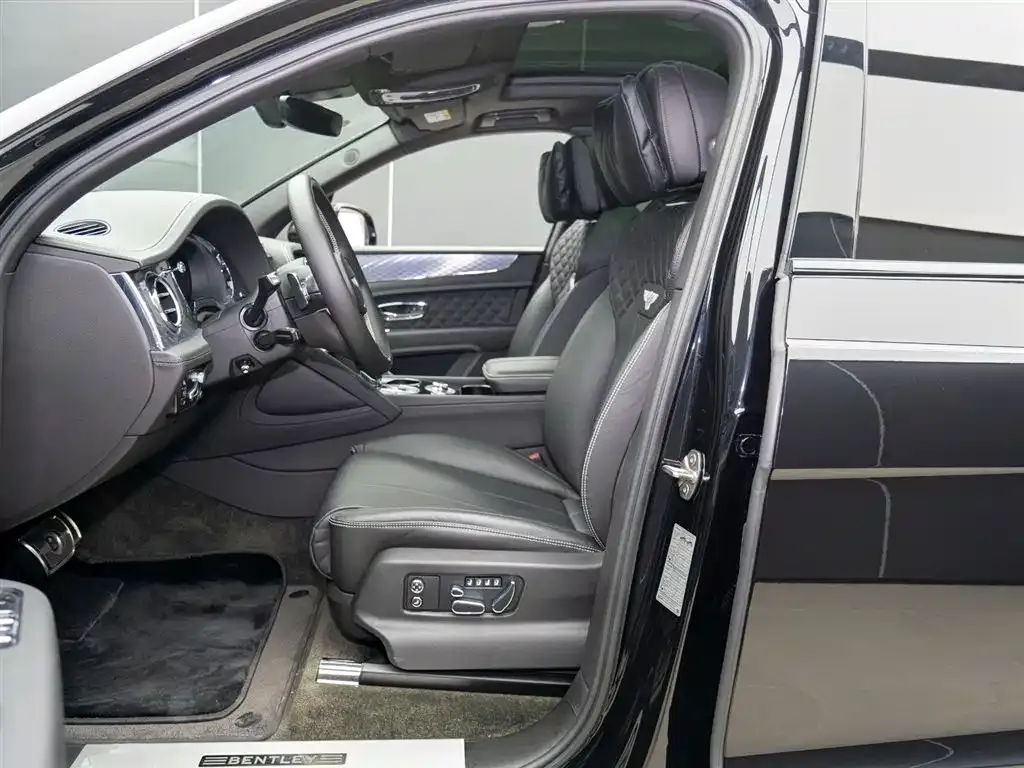 Bentley Bentayga 2023 из CN, фото 8