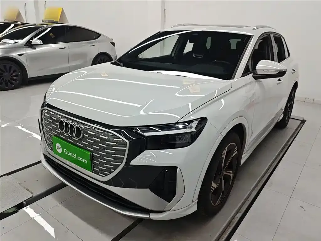 Audi Q4 e-tron — фото 1