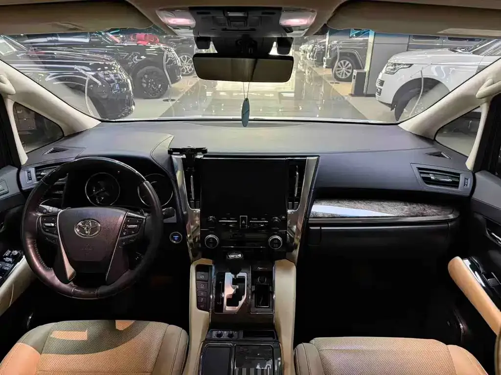 Toyota Vellfire — фото 10