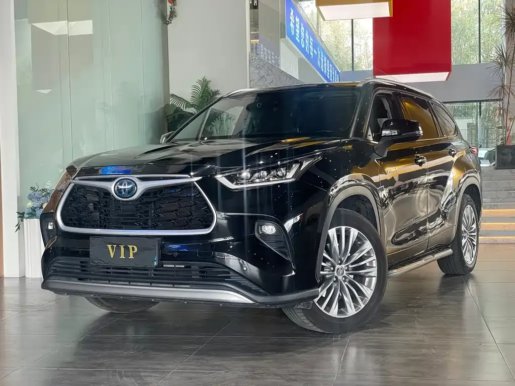 Toyota Highlander — фото 1