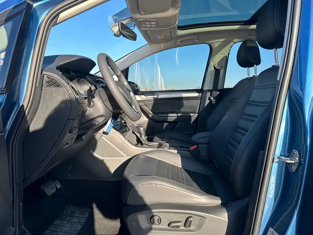 Volkswagen Touran 2021 из CN, фото 2