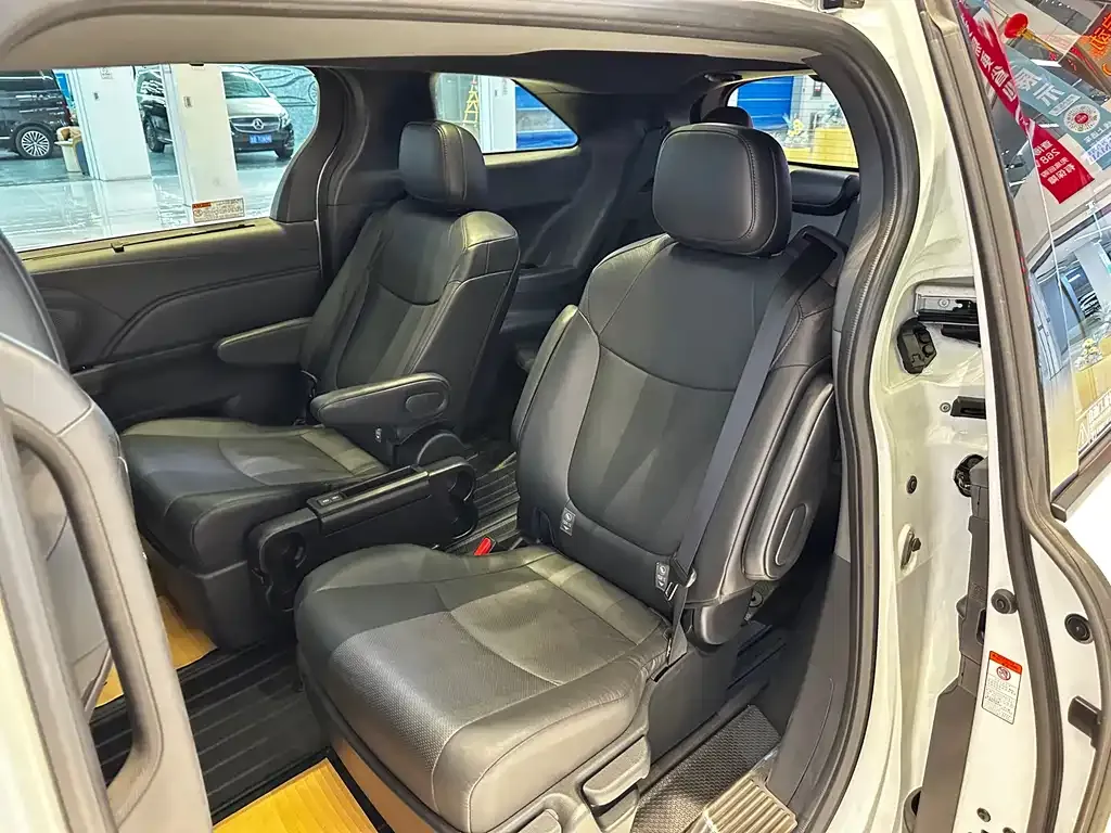 Toyota Granvia — фото 2