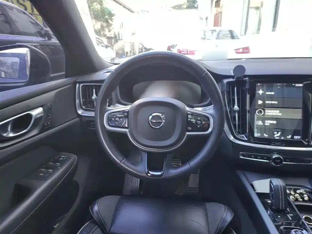 Volvo V60 2022 из CN, фото 5