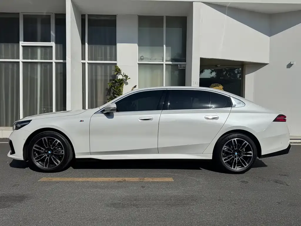 BMW 5 Series 2025 из CN, фото 5