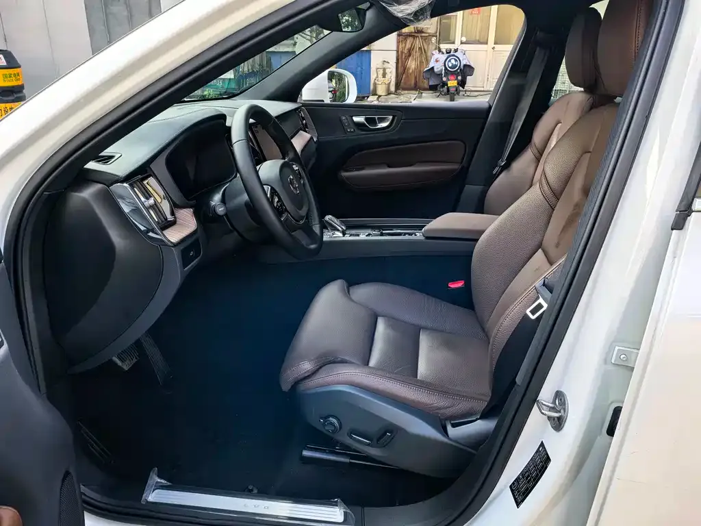 Volvo XC60 2025 из CN, фото 4
