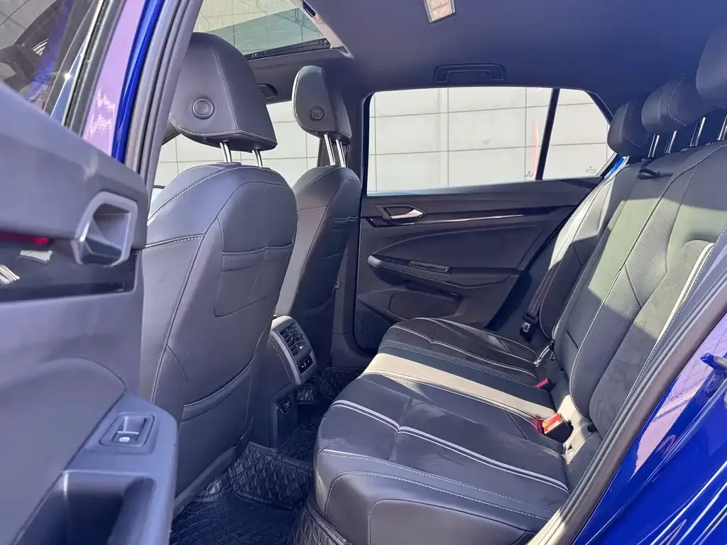 Volkswagen Golf 2023 из CN, фото 8