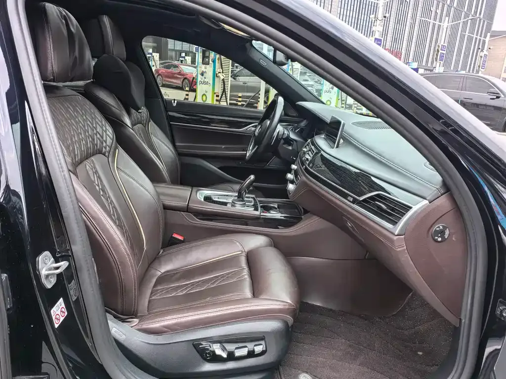 BMW 7 Series — фото 10