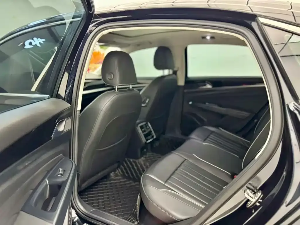 Volkswagen Passat 2023 из CN, фото 6