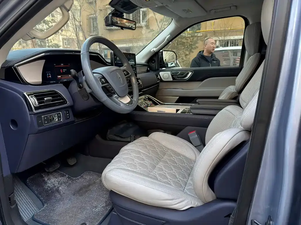 Lincoln Navigator One 2023 из CN, фото 3
