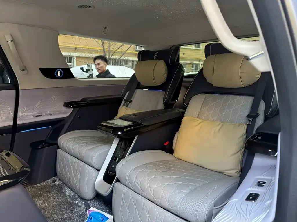 Lincoln Navigator One 2023 из CN, фото 2