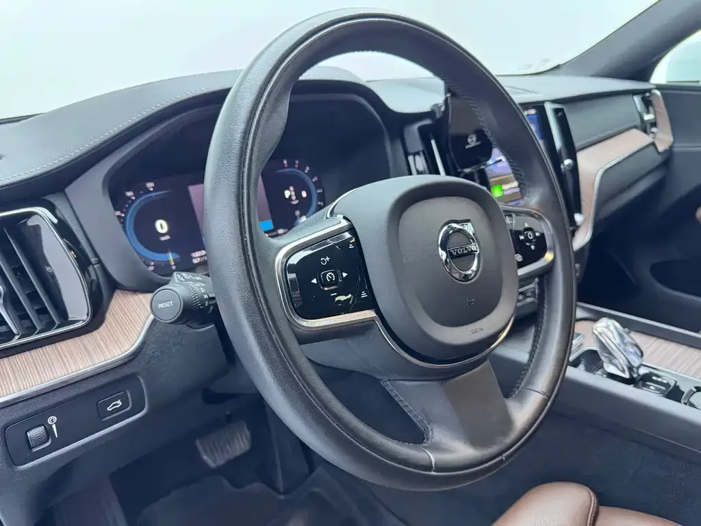 Volvo XC60 2022 из CN, фото 8