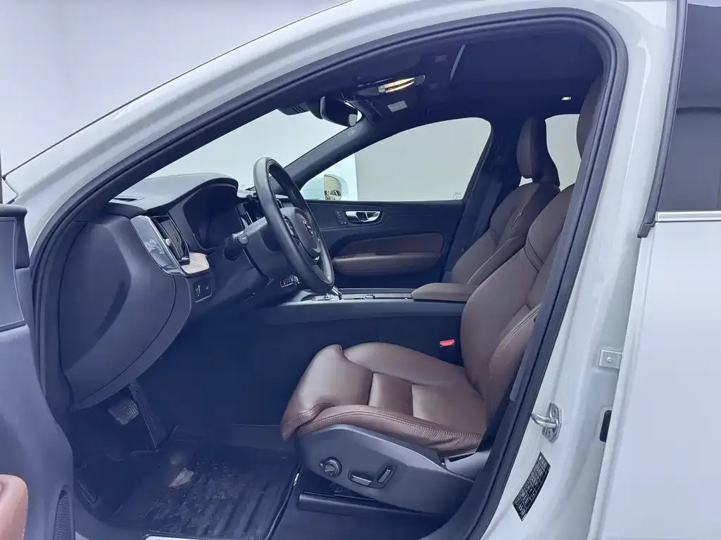 Volvo XC60 2022 из CN, фото 7