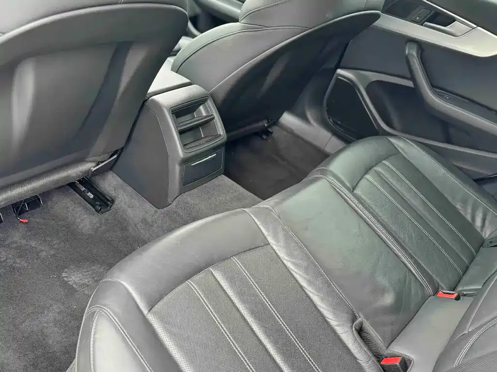 Audi A4L 2022 из CN, фото 6