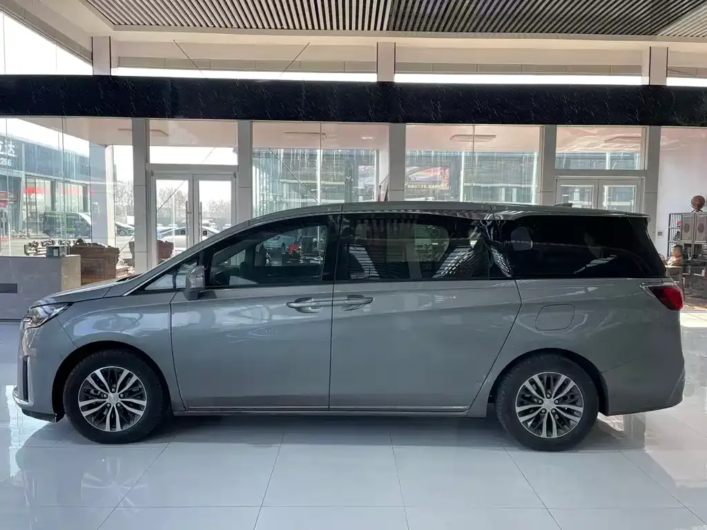 Buick GL8 2023 из CN, фото 2
