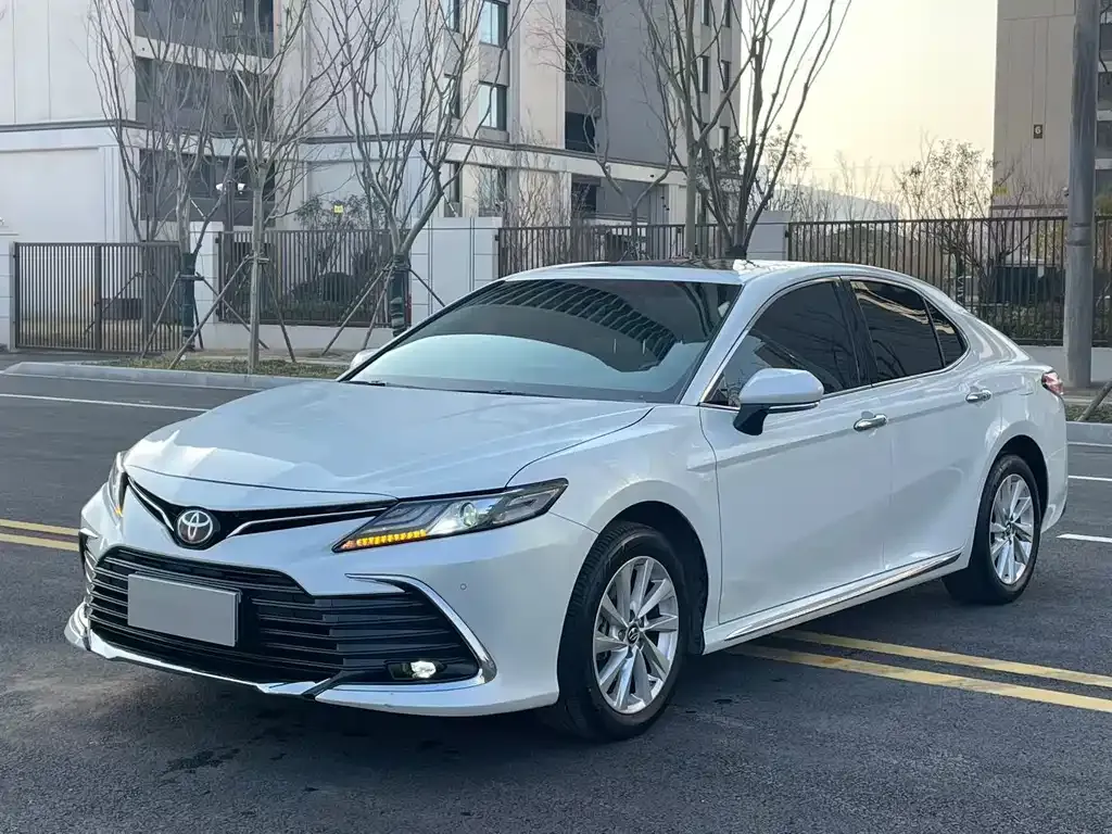 Toyota Camry — фото 1