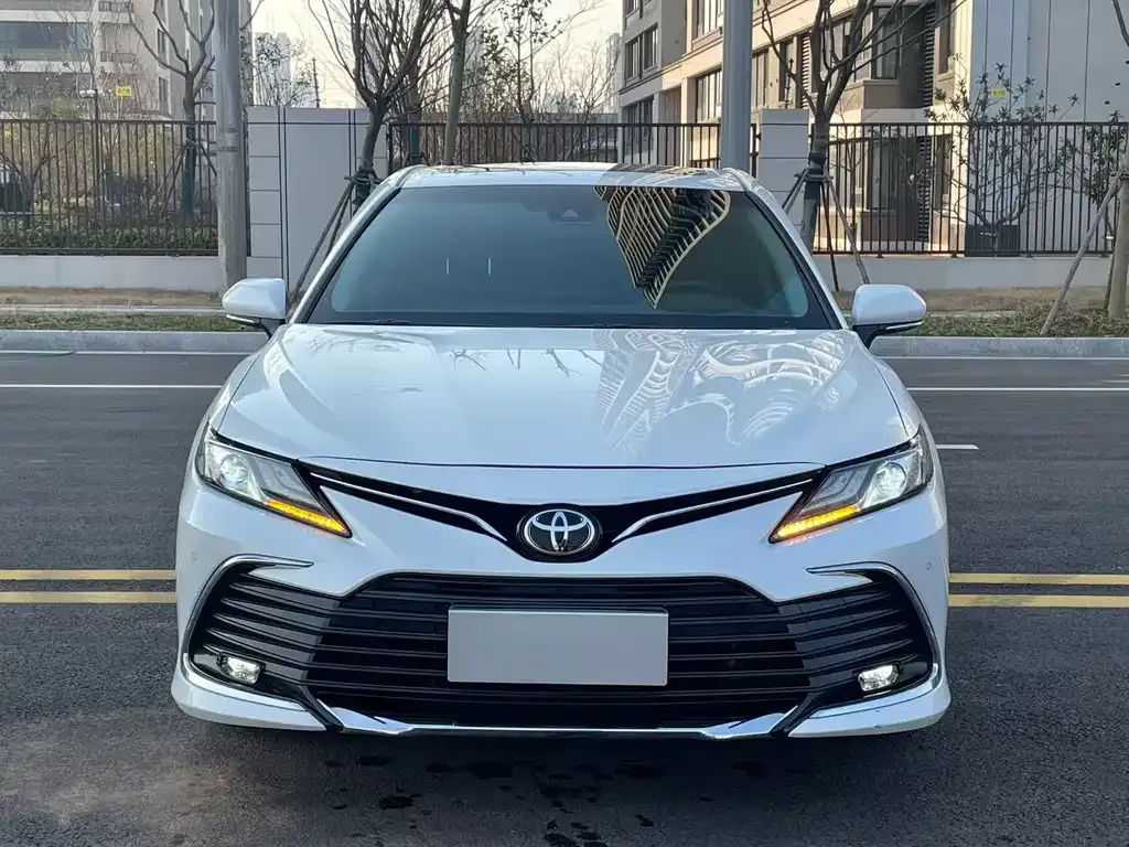 Toyota Camry — фото 2