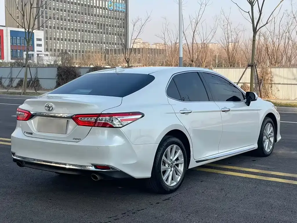 Toyota Camry — фото 9