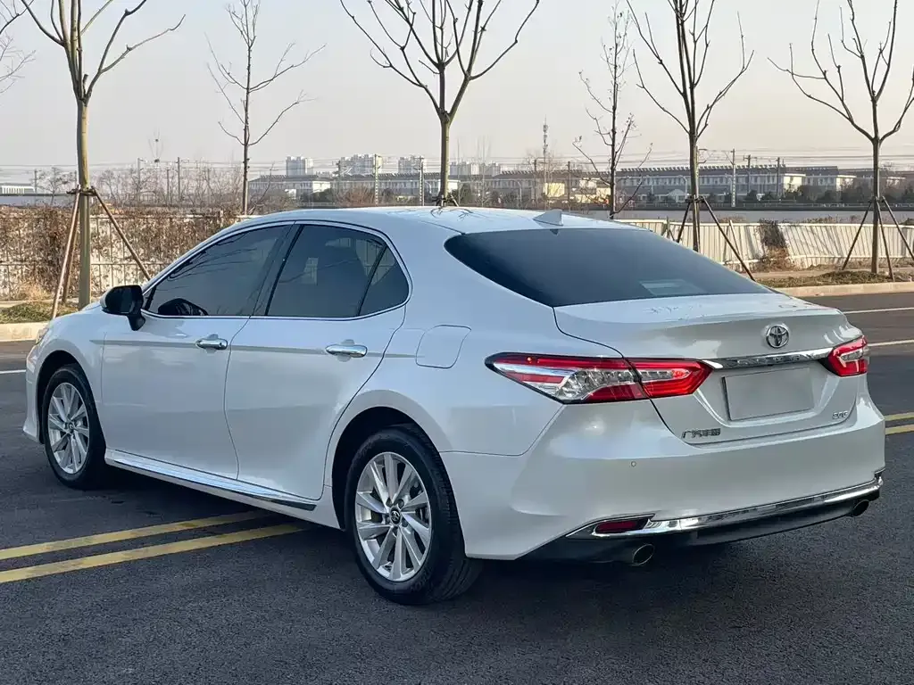 Toyota Camry — фото 7