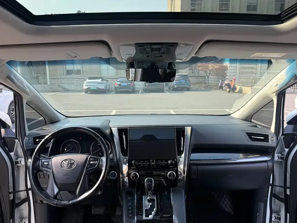Toyota Vellfire — фото 10