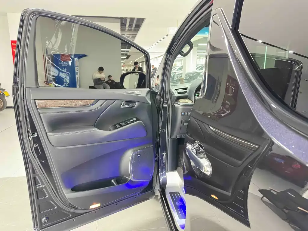 Toyota Vellfire — фото 3