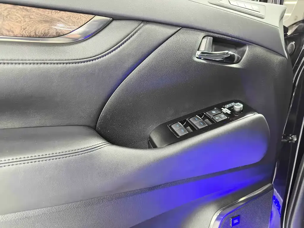 Toyota Vellfire — фото 7