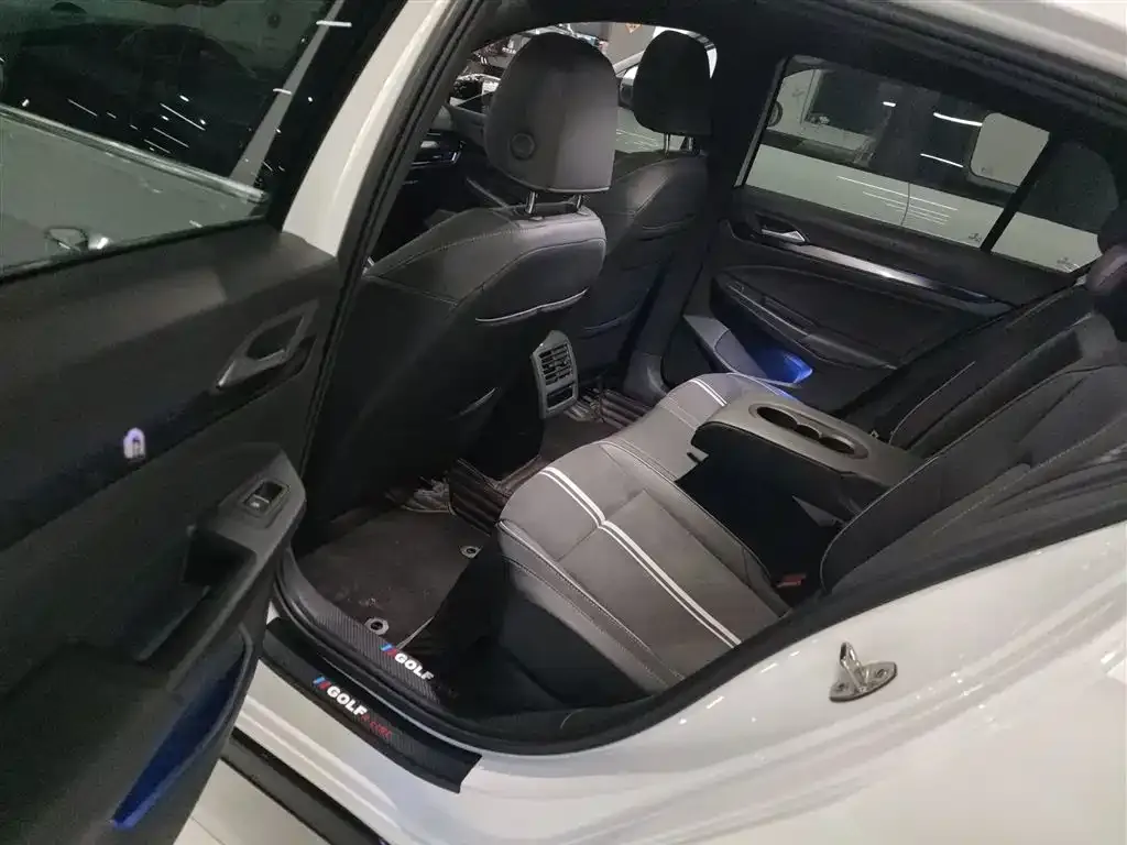 Volkswagen Golf 2023 из CN, фото 2